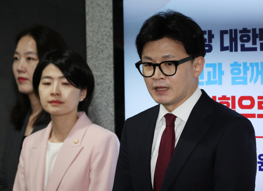 한동훈 국민의힘 대표가 지난 17일 국회 의원회관에서 열린 전국 광역의원 연수 행사를 마치고 나와 취재진의 질문에 답하고 있다. [연합뉴스 제공]